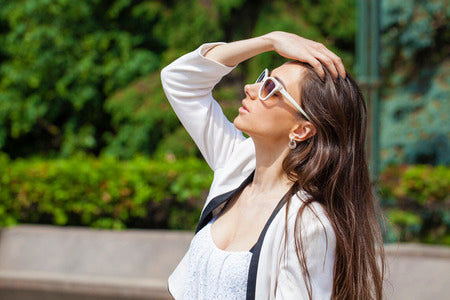 files/62744044-portret-zamkniety-mloda-piekna-brunetki-kobieta-w-bialych-moda-okularach-przeciwslonecznych-up-lato.jpg